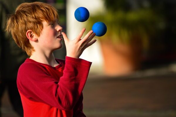 Kind jongliert in Oldenburg