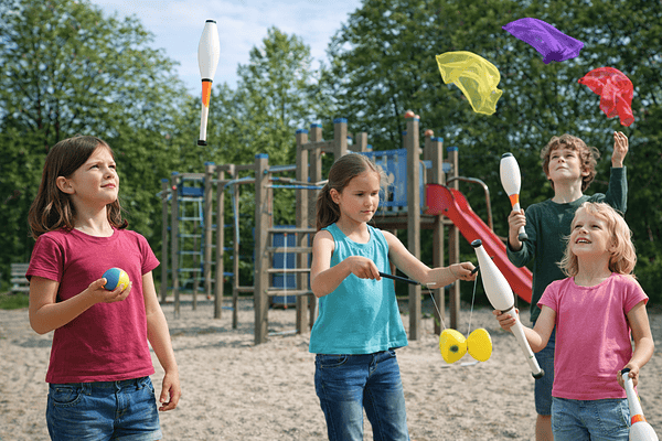 Kinder jonglieren